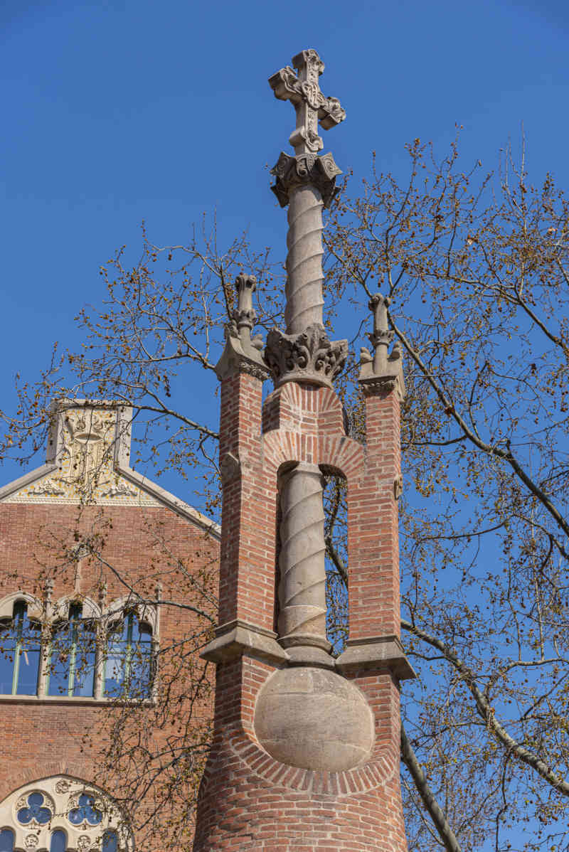 07 - Barcelona - Sant Pau Recinte Modernista - entrada escultura de la Cruz .jpg